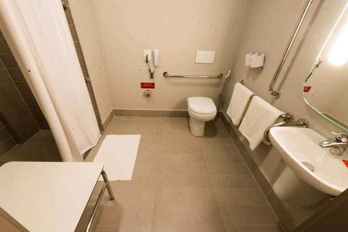 apartment, 1 double bed, accessible | bathroom | shower, rainfall showerhead, eco-friendly toiletries, towels