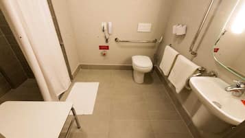 Apartamento, 1 cama doble, accesible para personas con discapacidad | Baño | Ducha y cabezal de ducha tipo lluvia