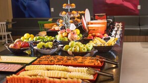 A buffet with various fruits, vegetables, and dishes. - ibis Juazeiro do Norte (Juazeiro do Norte)