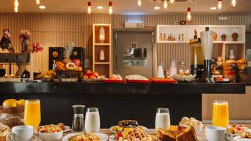 Se ofrece un desayuno bufé todos los días (por un coste adicional)