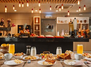 Petit déjeuner buffet servi tous les jours en supplément