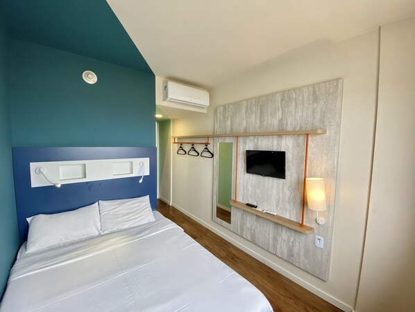 Habitación estándar, 1 cama doble, no fumadores | 1 dormitorio, minibar, caja fuerte y escritorio