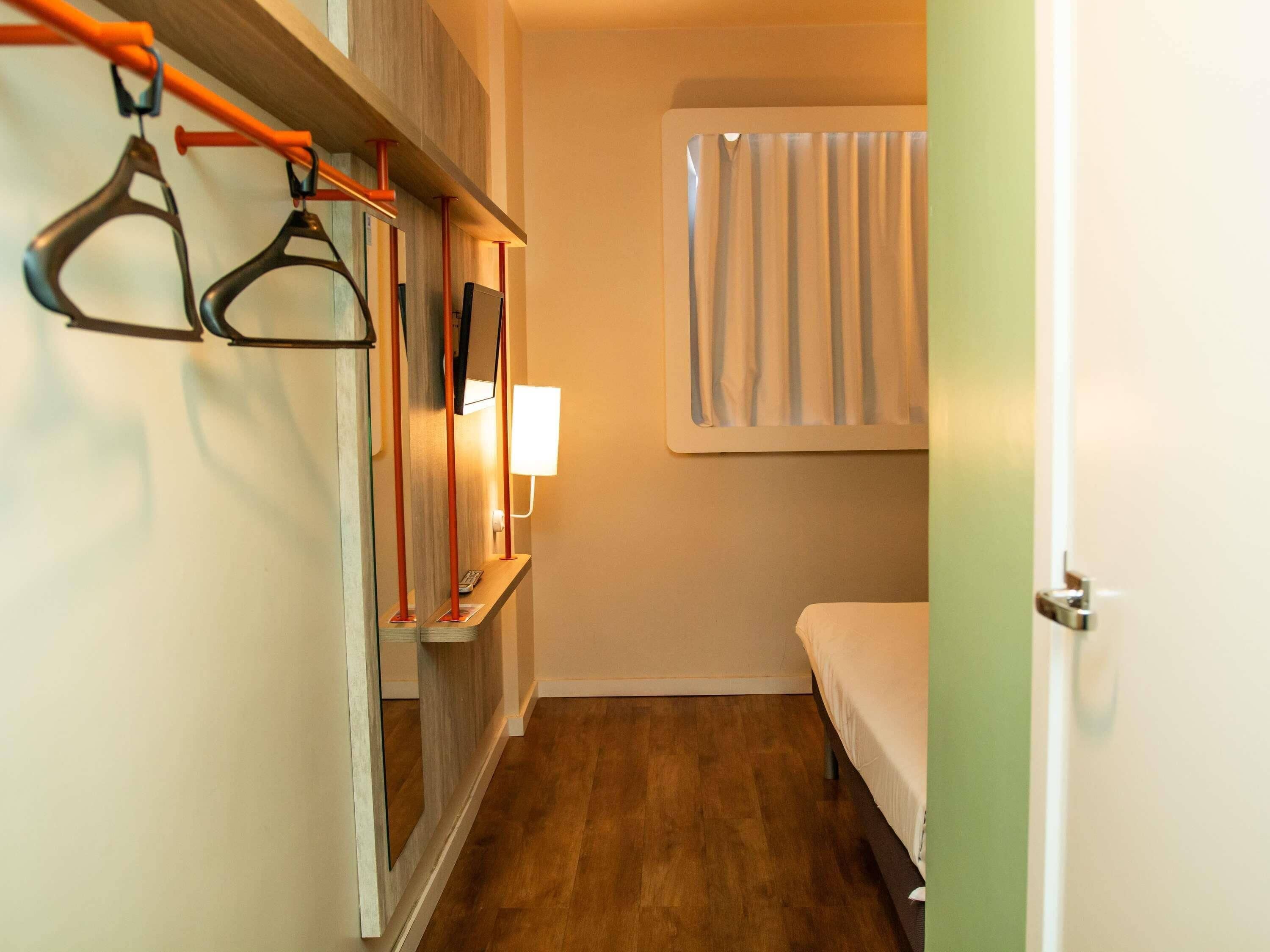 Quarto standard, 1 cama de casal, para não fumantes | 1 quarto, frigobar, cofres nos quartos, escrivaninha