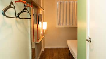 Quarto standard, 1 cama de casal, para não fumantes | 1 quarto, frigobar, cofres nos quartos, escrivaninha