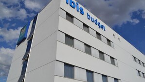 En bygning med skiltet "ibis budget", der angiver et budgethotel.