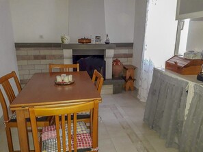 House | In-room dining