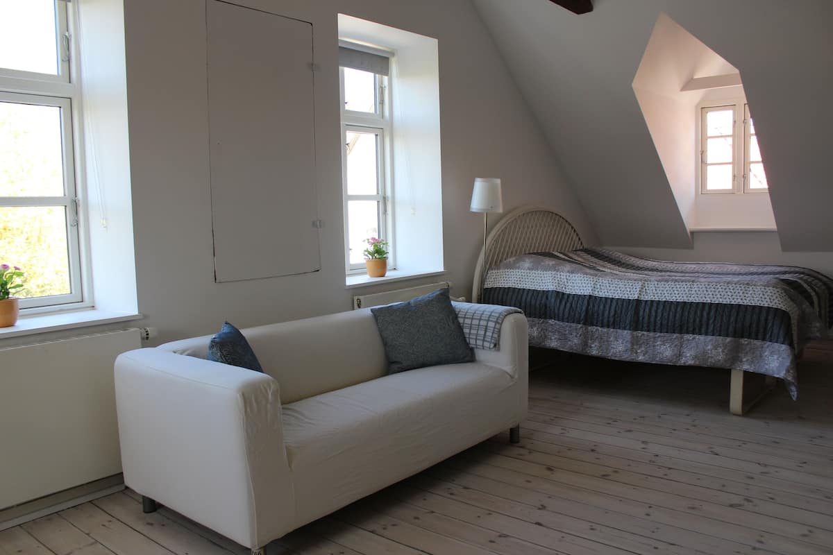 Habitación cuádruple familiar, varias camas, baño compartido | Cortinas opacas, wifi gratis, ropa de cama