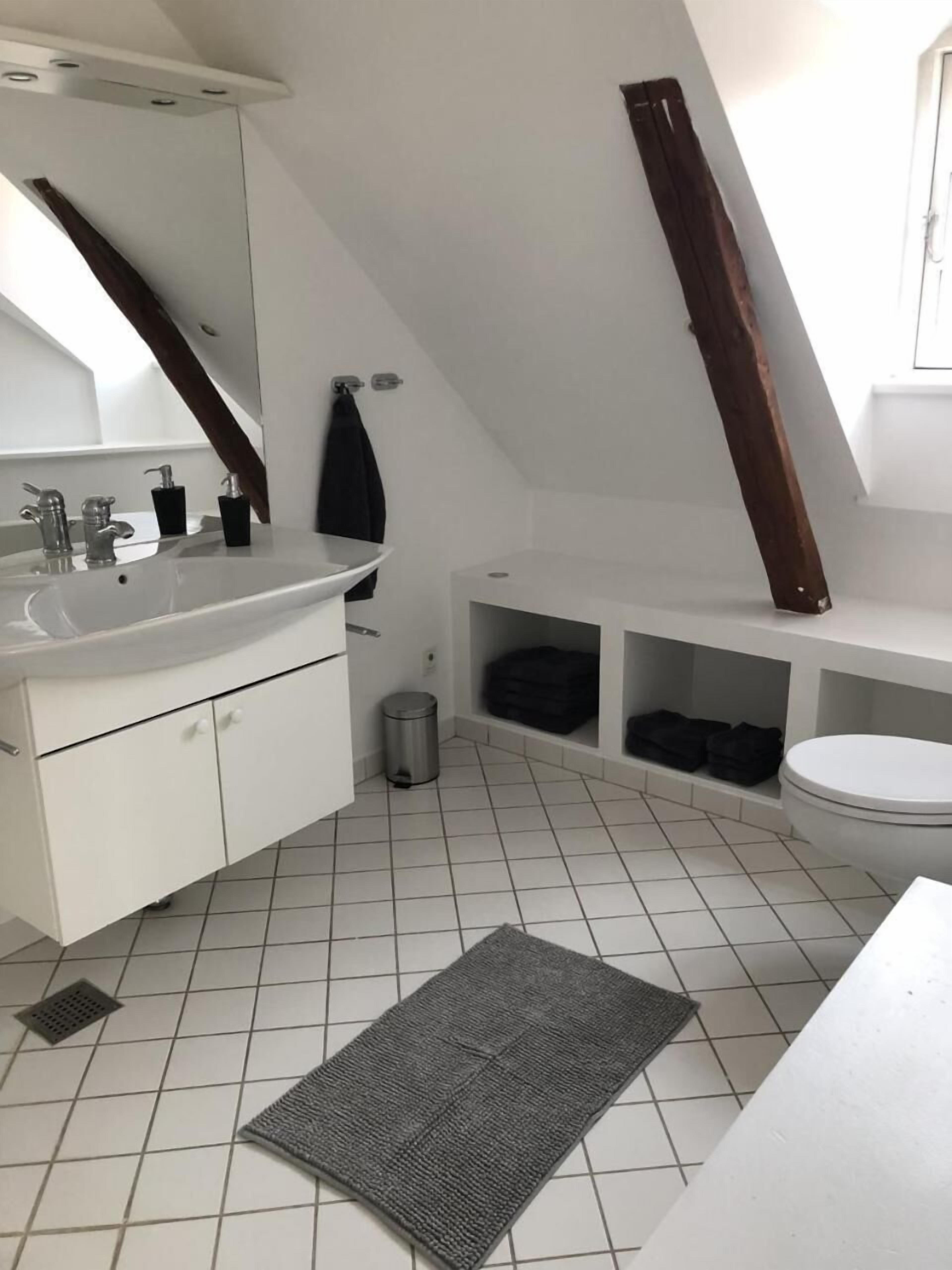 Separat badekar og bruser, hjemmesko, håndklæder