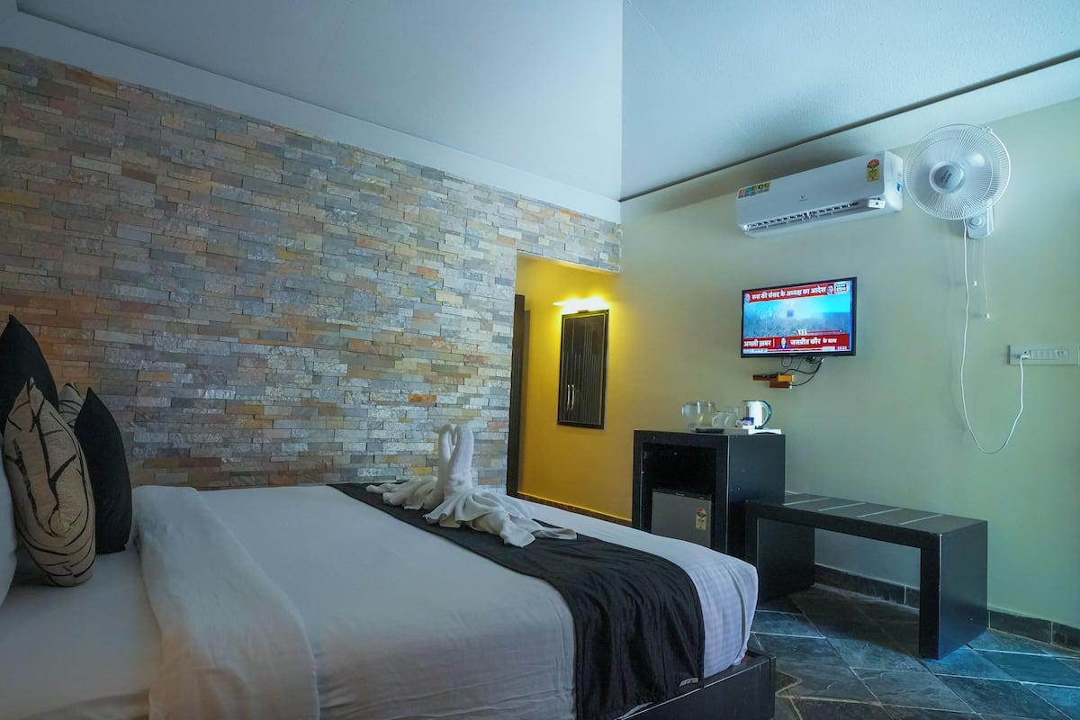 Luxury Suite | Memory-foam beds, bed sheets