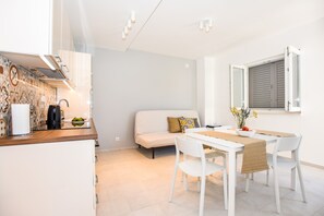 Apartment, 1 Bedroom (5) | In-room dining