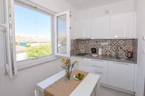 Departamento, 1 habitación (4) | Cocineta privada | Refrigerador, microondas, parrilla de estufa y utensilios de cocina 