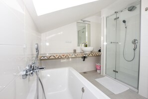 Apartment, 1 Bedroom (7) | Bathroom | Shower, free toiletries, hair dryer, towels