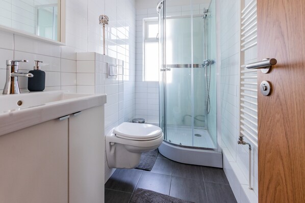 Apartament, 2 dormitoris | Bany | Dutxa, assecador de cabells, tovalloles i sabó 