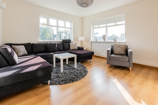 Apartment, 2 Bedrooms | Living area