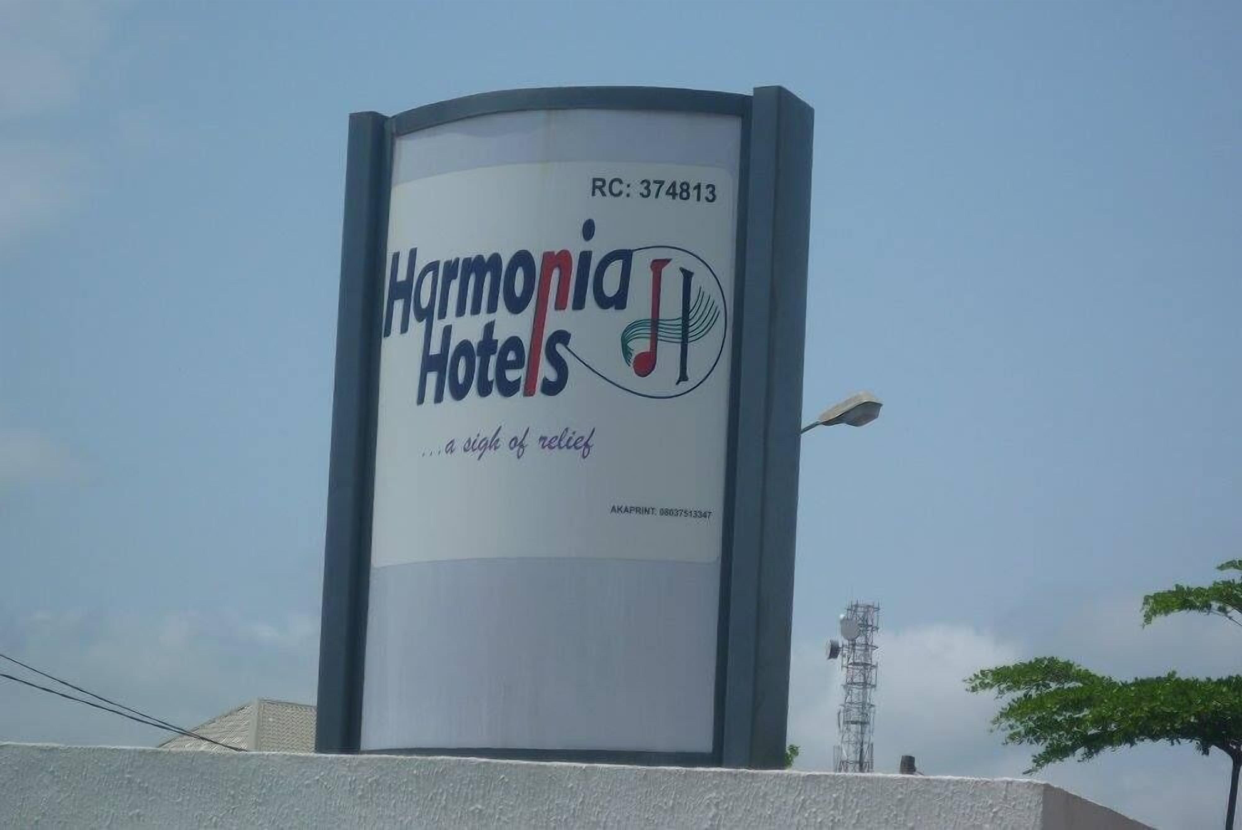 Um grande outdoor para Harmony Hotels com o slogan "um alívio para os olhos".