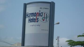 Um grande outdoor para Harmony Hotels com o slogan "um alívio para os olhos".