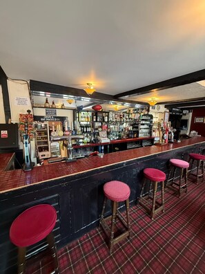 Bar (on property) - OYO The Watermans Arms Hersham (Walton-on-Thames)