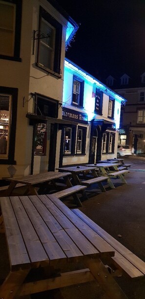 Fachada de la propiedad por la tarde o noche