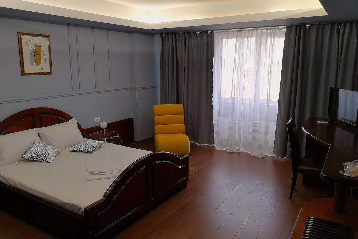 Minibar, caja de seguridad en la habitación y escritorio