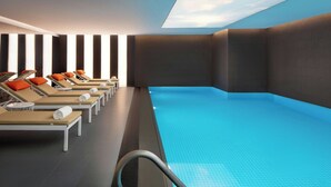 A swimming pool area with sun loungers and a clear blue pool. - Sheraton Istanbul City Center (Istanbul)