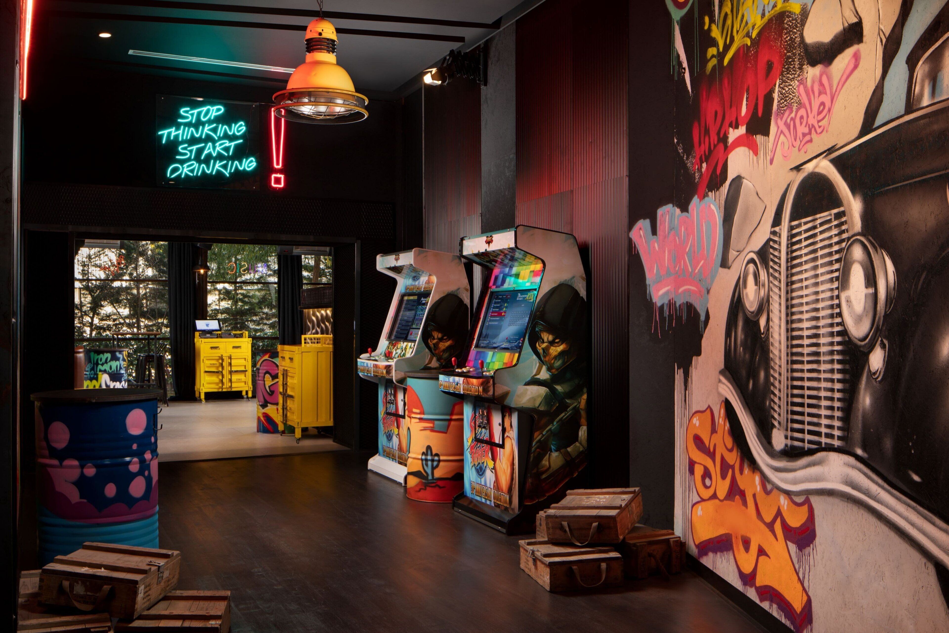 serves lunch and dinner