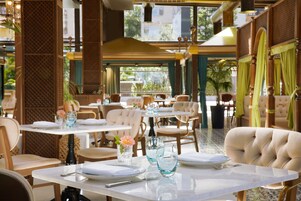 Frokost serveres, utsikt mot hagen 