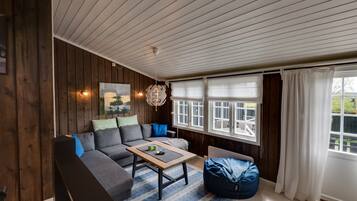 Cabin, 2 Bedrooms | Living area