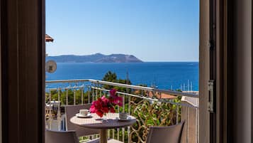 Suite Supérieure, 2 chambres, accessible aux personnes à mobilité réduite, vue mer | Coin séjour