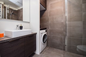 Studio Ville | Salle de bain | Serviettes fournies, savon, papier de toilette