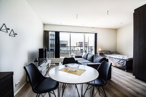 Studio trung tâm thành phố | Khu vực làm việc phù hợp cho laptop 