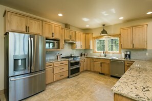 Mikrowelle, Wasserkocher mit Kaffee-/Teezubehör