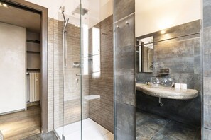 Appartement, 3 chambres | Salle de bain | Baignoire et douche séparées, bidet, serviettes fournies