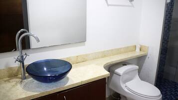 Căn hộ | Phòng tắm | Buồng tắm vòi sen, khăn tắm