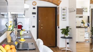Estudi | Cuina privada | Frigorífic, microones, placa de cuina i rentaplats
