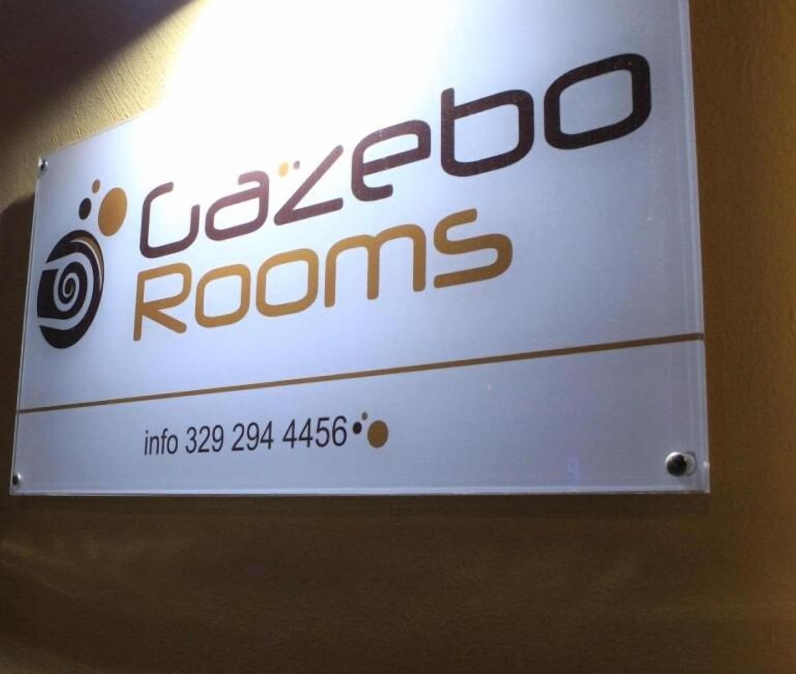 Señal con el nombre 'Gazebo Rooms' y datos de contacto.