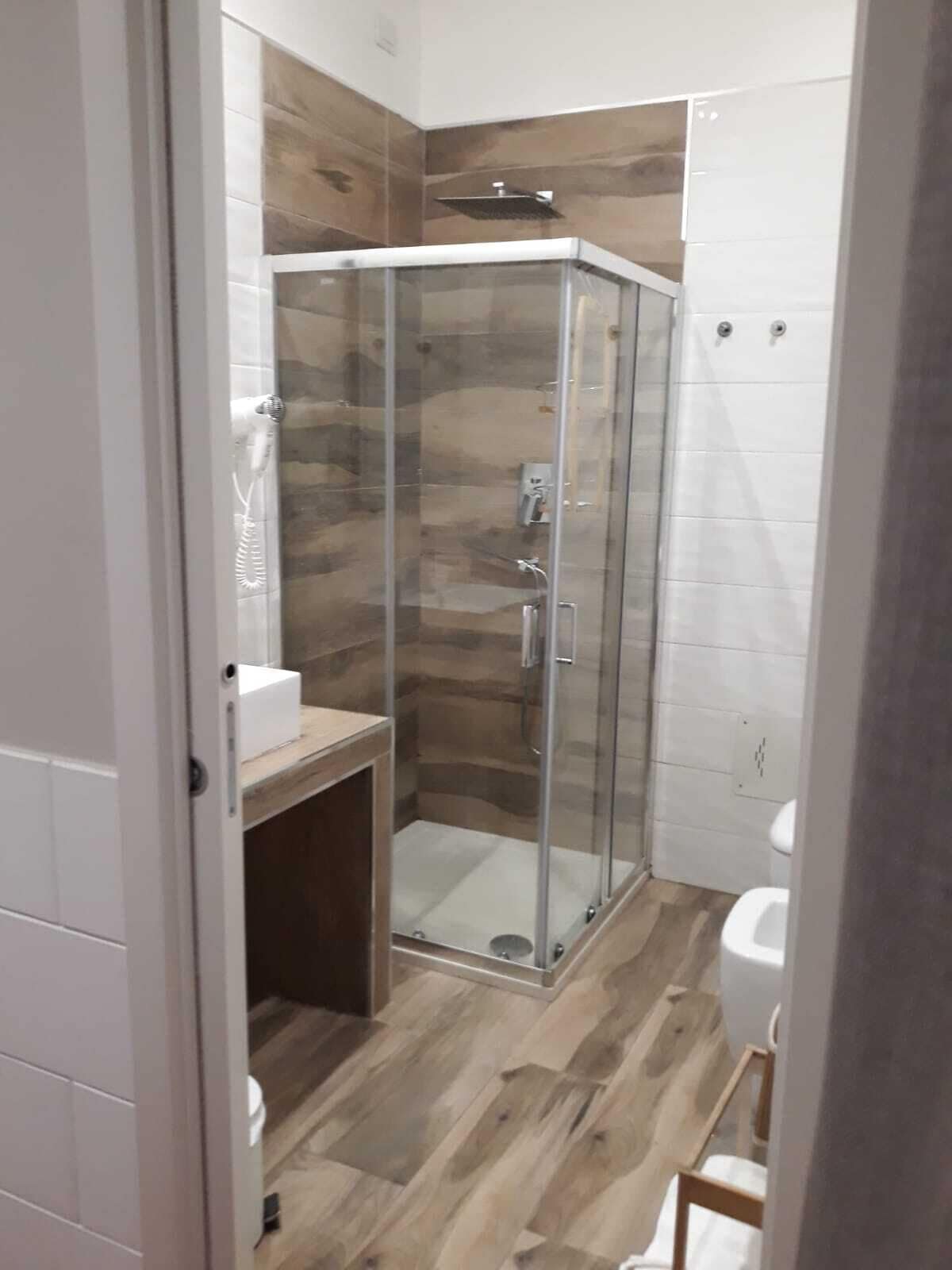 Dusche, Bidet, Handtücher