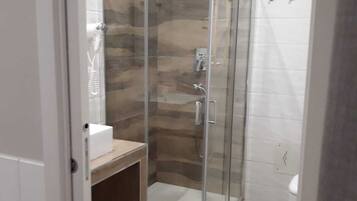 Dusche, Bidet, Handtücher