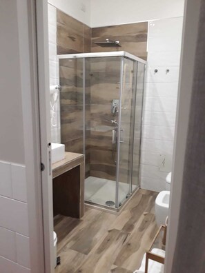 Shower, bidet, towels - Gazebo Rooms (Margherita di Savoia)