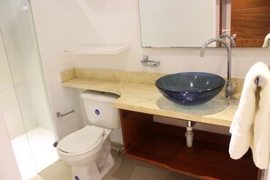 Apartment | Bathroom | Shower, towels - Palmetto 1402 (Cartagena)