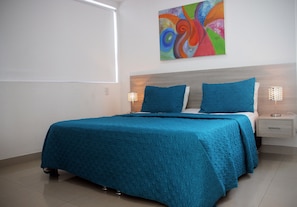 Apartamento básico | Cofres nos quartos, ferros/tábuas de passar roupa, Wi-Fi de cortesia