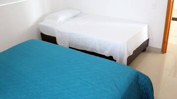 Departamento básico | Caja de seguridad en la habitación y tabla de planchar con plancha