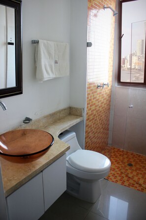 Apartamento básico | Banheiro | Chuveiro, toalhas de banho