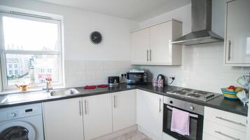 City Apartment, 2 Bedrooms, City View | Private kitchen | Fridge, microwave, oven, stovetop