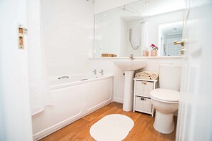 City Apartment, 2 Bedrooms, City View | Bathroom
