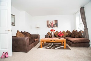 City Apartment, 2 Bedrooms, City View | Living room