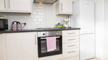 City Apartment, 2 Bedrooms, City View | Private kitchen | Fridge, microwave, oven, stovetop