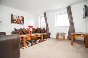 City Apartment, 2 Bedrooms, City View | Living room | LED TV - Gallowgate Apartment (Aberdeen)