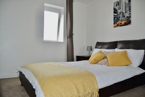 City Apartment, 2 Bedrooms, City View | Laptop workspace, iron/ironing board, free WiFi, bed sheets - Gallowgate Apartment (Aberdeen)