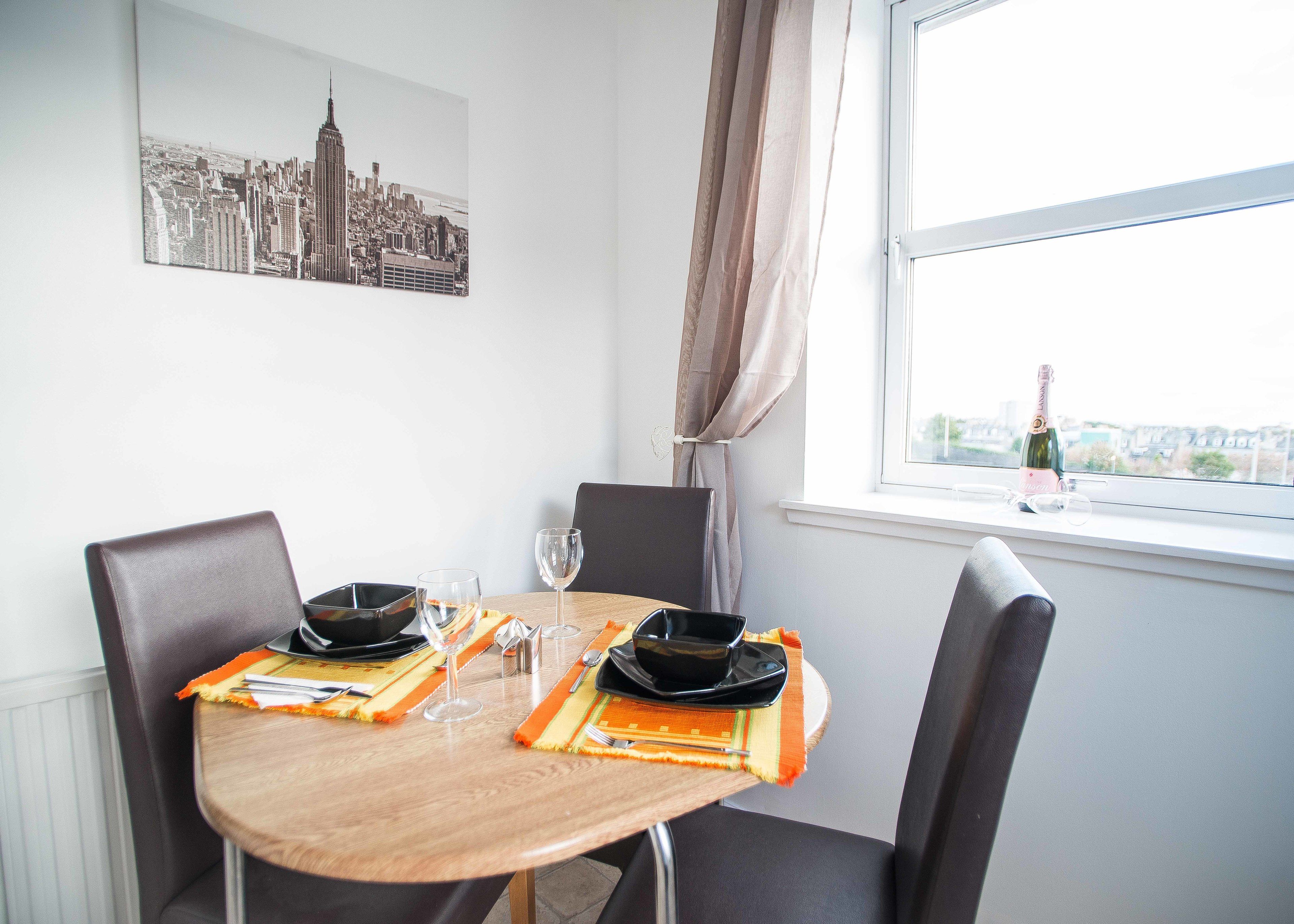 City Apartment, 2 Bedrooms, City View | In-room dining