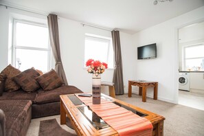 City Apartment, 2 Bedrooms, City View | Living room | LED TV - Gallowgate Apartment (Aberdeen)